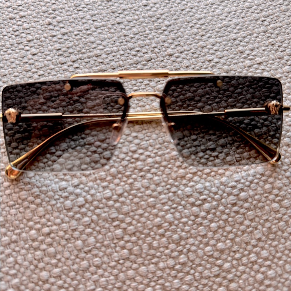 Versace Eyewear
gradient-lens sunglasses